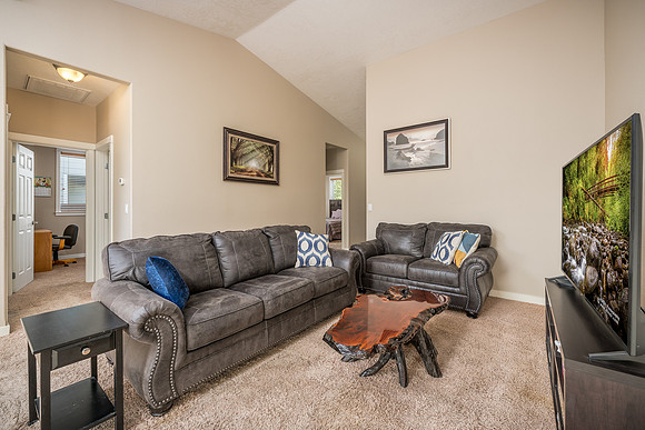 768 NE Trinity St-8