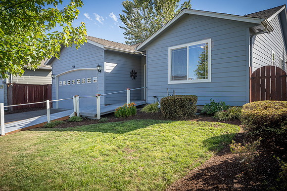 768 NE Trinity St-5