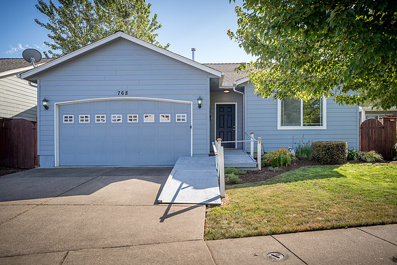 768 NE Trinity St-2