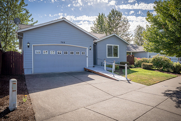 768 NE Trinity St-3