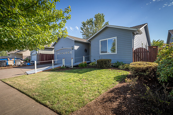 768 NE Trinity St-4