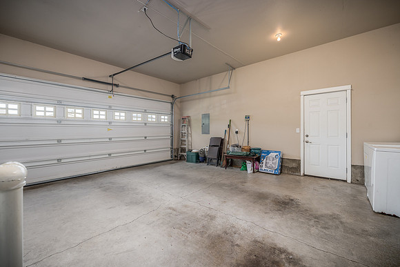 768 NE Trinity St-19