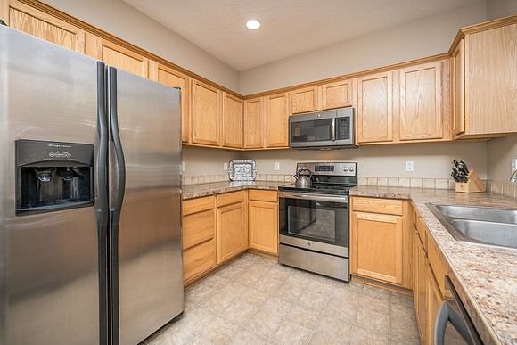 768 NE Trinity St-12