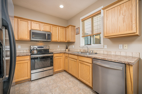 768 NE Trinity St-11