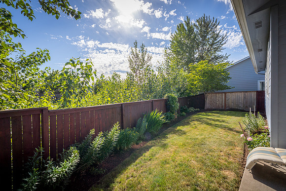 768 NE Trinity St-21